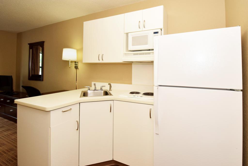 Extended Stay America Select Suites - Detroit - Розвілл Екстер'єр фото